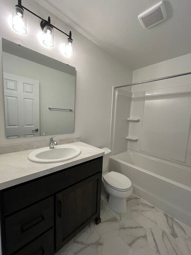 Building Photo - 3 Bed 3 Bath Townhome