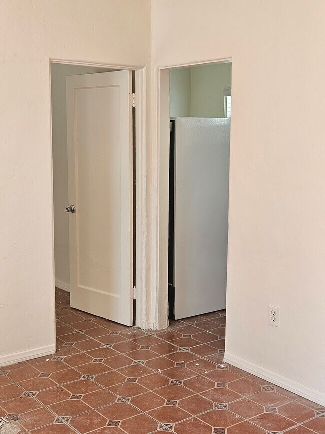 Building Photo - Cute 1BR in Golden Hill with $595.00 MOVE_...