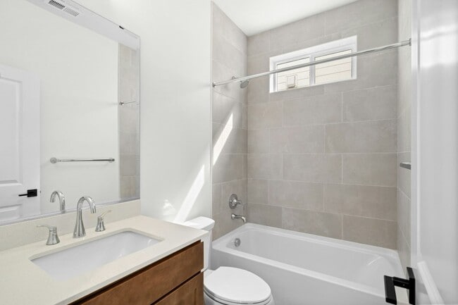 Building Photo - 3bd/2.75ba Redmond Home