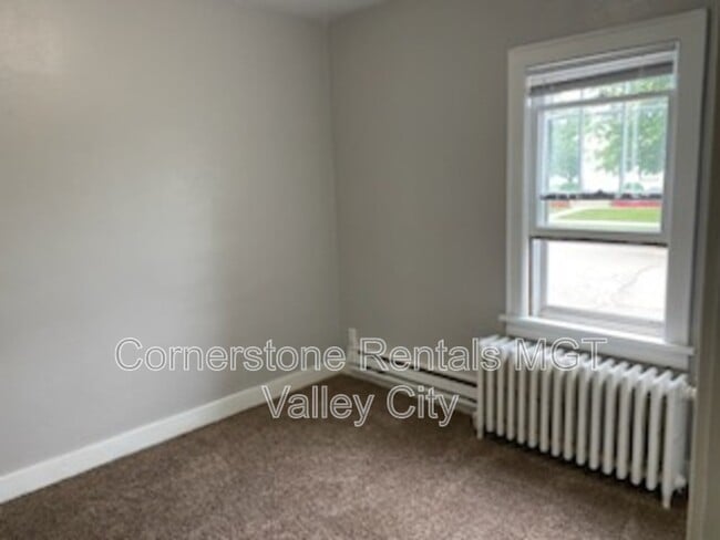 Building Photo - 208 5th Ave SW