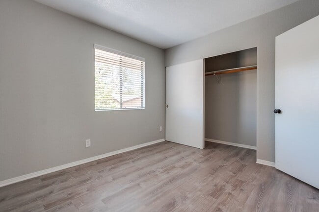 Building Photo - Downtown Vista Townhome, Available Now!
