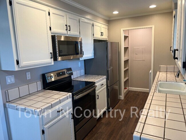 Building Photo - 1051 Riker St