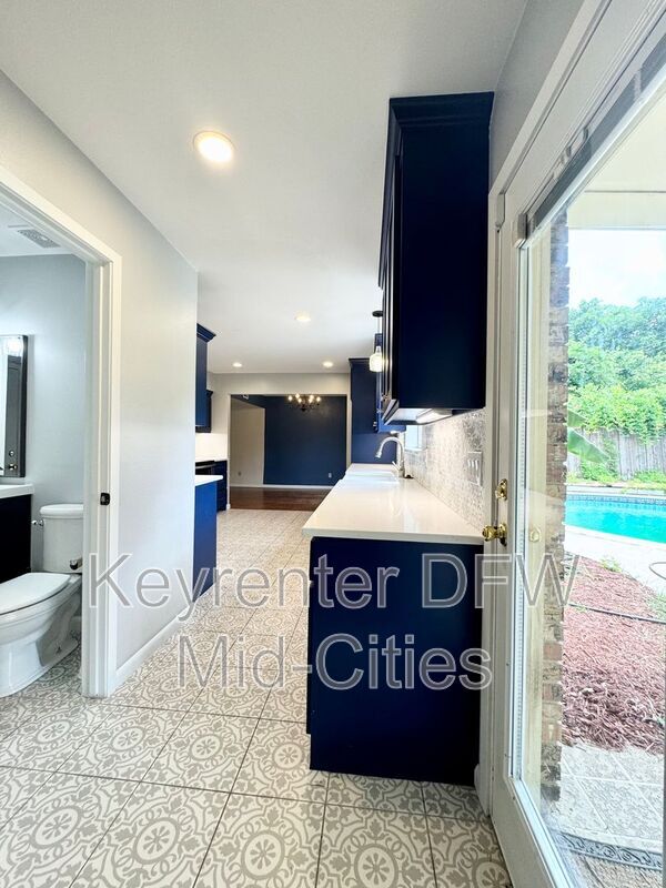 Building Photo - 2505 Crestview Cir