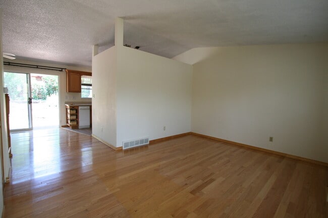 Building Photo - Exceptional 3 bedroom tri-level home close to UCCS!