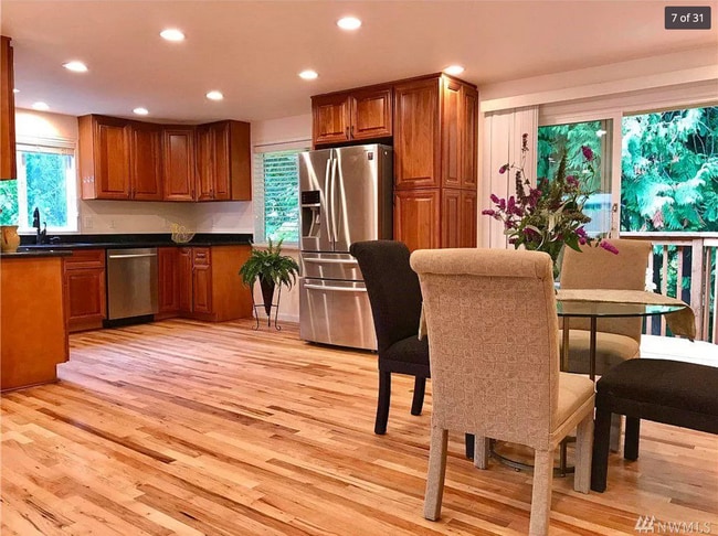 Building Photo - 305 N 188th St