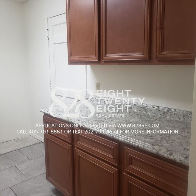 Building Photo - *AVAILABLE NOW!* 4 bed/1 Bath House with an Awesome Backyard!