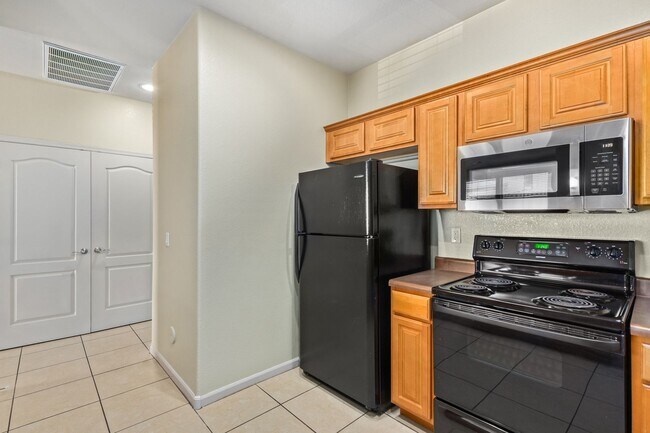 Building Photo - Excellent location! Community Pool and parks! Appliances included!