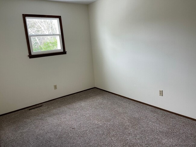 Building Photo - 3 BEDROOM 1.5 BATHROOM TOWNHOUSE FOR RENT