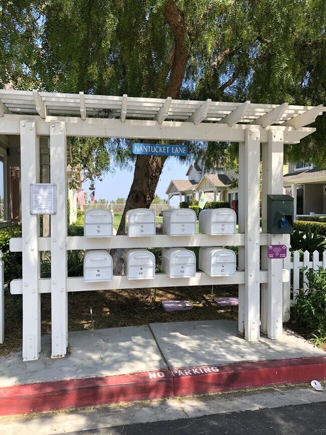 Building Photo - CHARMING 3 BR/2.5 BATH  " TWELVE PICKET LA...
