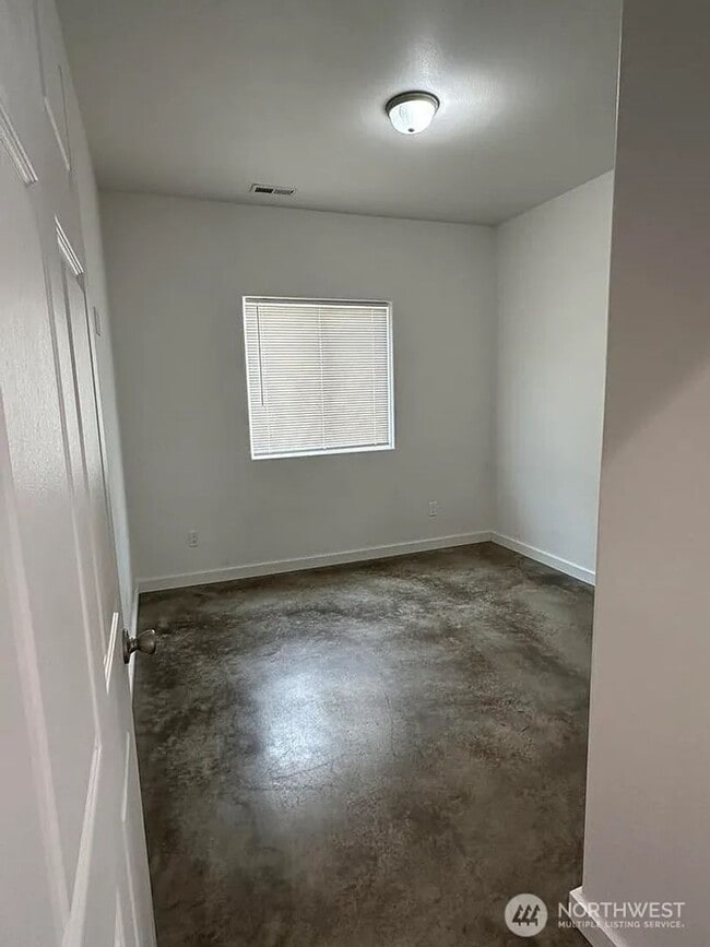 Building Photo - 3 Bedroom Unit in 4 Plex, close to Downtow...