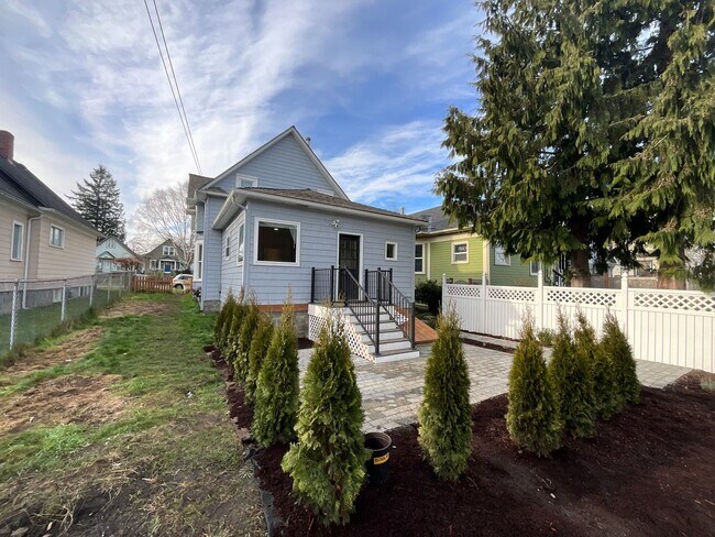 Building Photo - Stunning 3 Bedroom home in Everett
