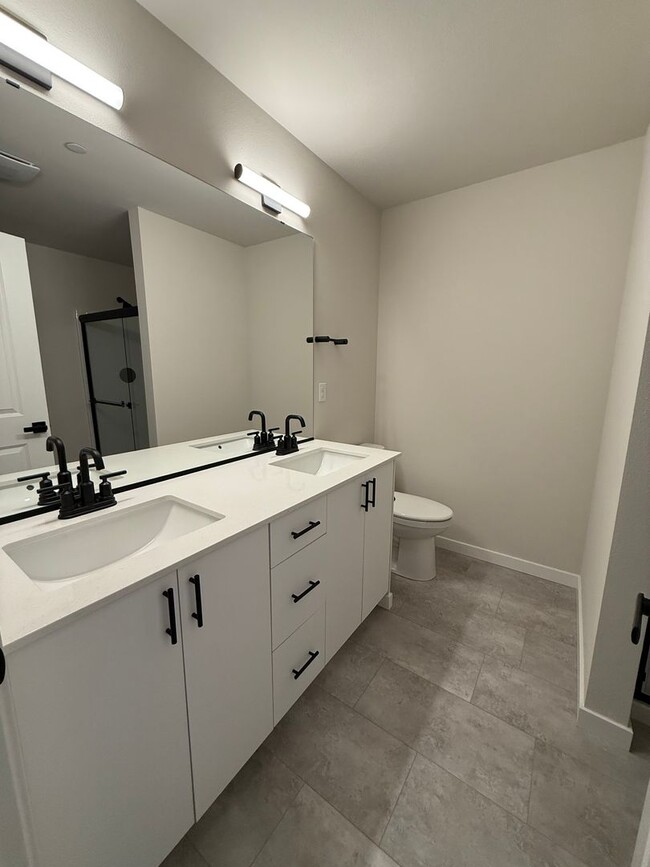 Building Photo - New! 3BD/2.5BTH Modern Townhouse in Cathca...