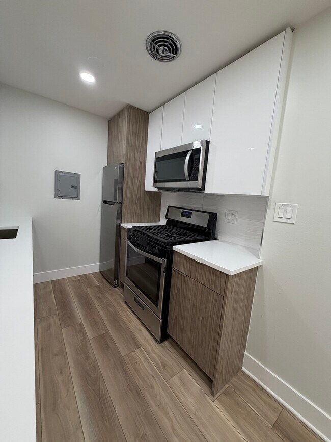 Building Photo - 452 W Aldine Ave