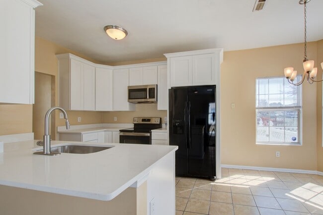 Building Photo - 3 Bed, 2.5 Bath Home Conveniently Located ...