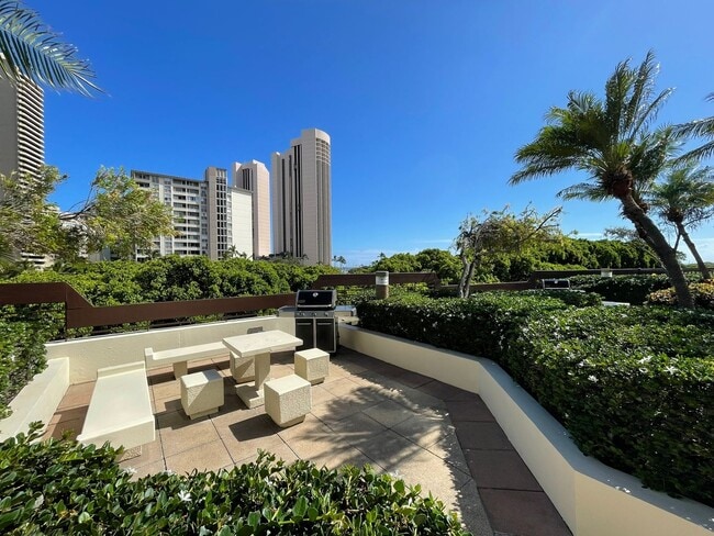 Building Photo - 2412