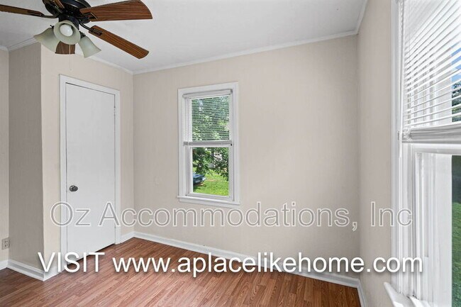 Building Photo - 563 S Ash Ave