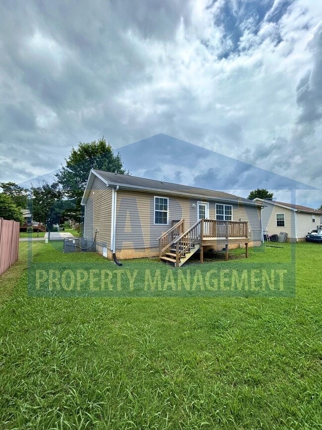 Building Photo - Single level three bedroom home!