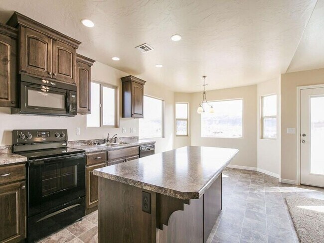 Building Photo - Beautiful 3 Bedroom, 2 bathroom Home in Hu...