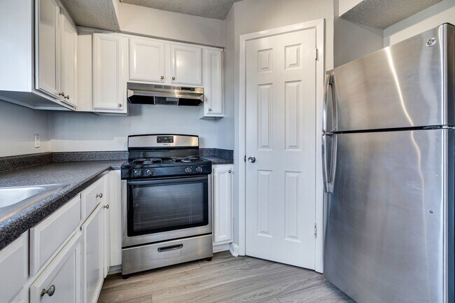 Building Photo - Broker Spoke - South Lamar - Affordable 2/...