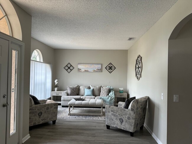 Building Photo - MOVE IN FEB 24TH!      4 Bedroom Valrico home with no carpet and a fenced yard