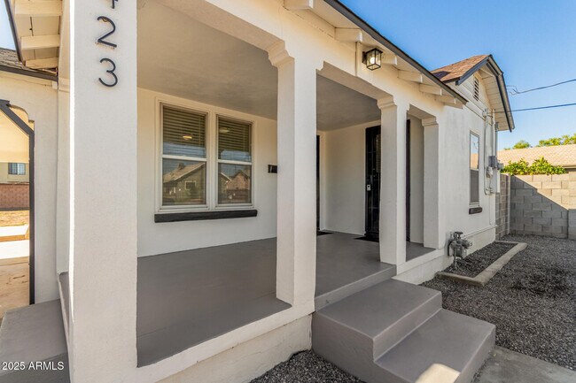 Building Photo - 423 E Crescent Ave