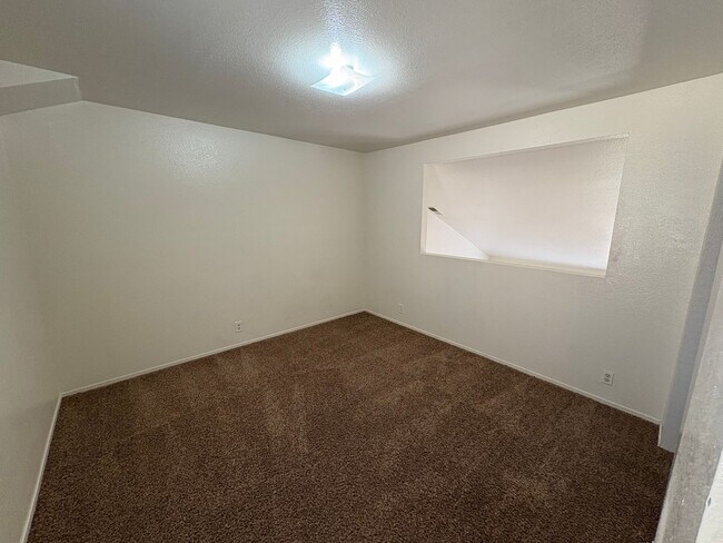 Building Photo - 3 Bedroom Home located in Westgate Neighbo...