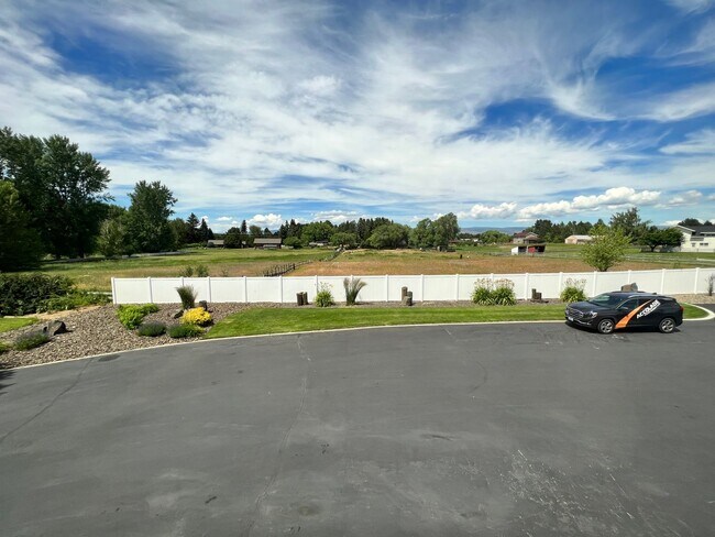 Building Photo - 1 Bedroom Suite for Lease with Washer/Dryer and Garage Spot