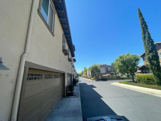 Building Photo - 3 Bed + 3.5 Bath + Bonus Room in Tustin Fi...