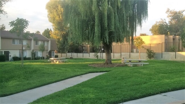 Building Photo - Riverside - 3 Bedroom Condo in Springbrook...