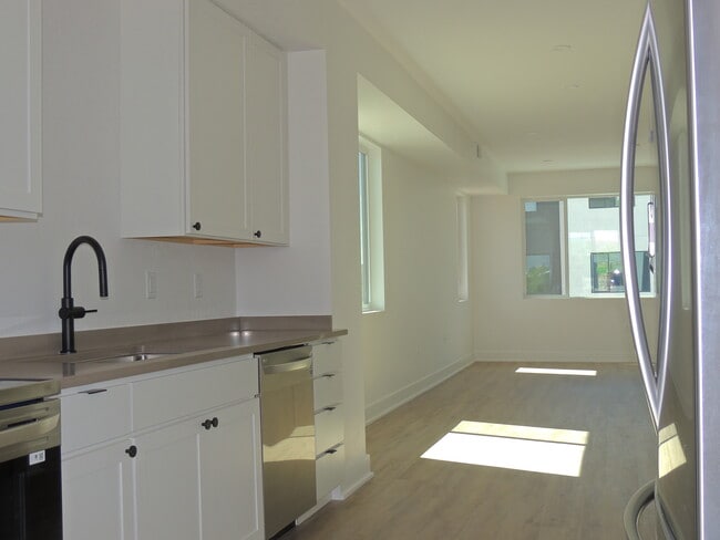 Building Photo - 600 Lawrence Ave