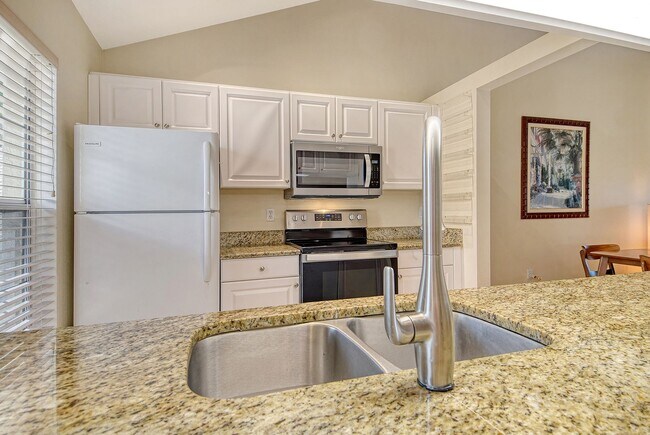 Building Photo - Spacious 3 bedroom, 2 bath condo with a lake view in Palmer Ranch