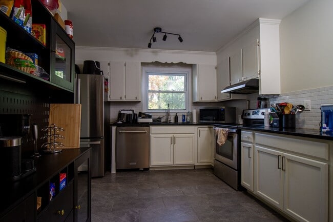 Building Photo - 3520 Sargeant Dr
