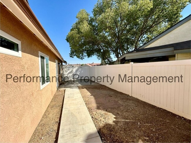 Building Photo - Spacious 4 Bed/3 Bath Home in Campus Park ...