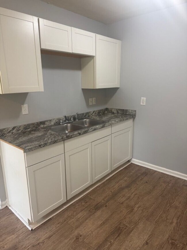 Building Photo - Three Bedroom Apartment in Norfolk