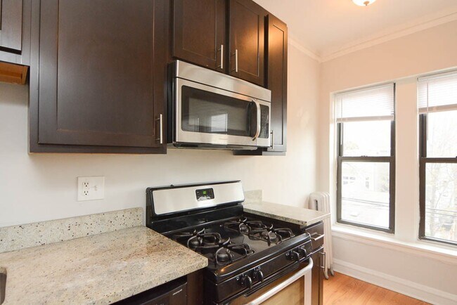 Building Photo - 4617 N Paulina St