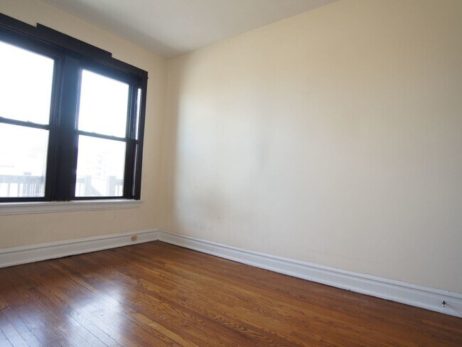 Building Photo - 2647 N Sawyer Ave