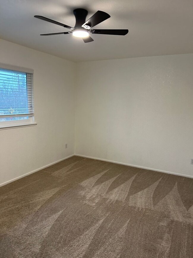 Building Photo - Beautiful upstairs condo with garage!