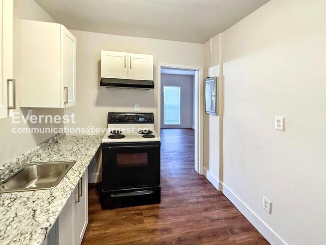 Building Photo - 205 9th Ave W