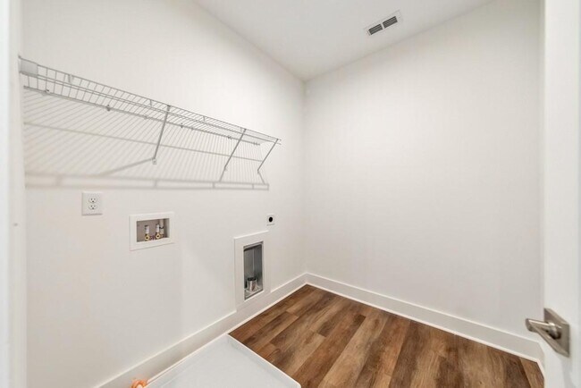 Building Photo - 515 Motivation Cir NW