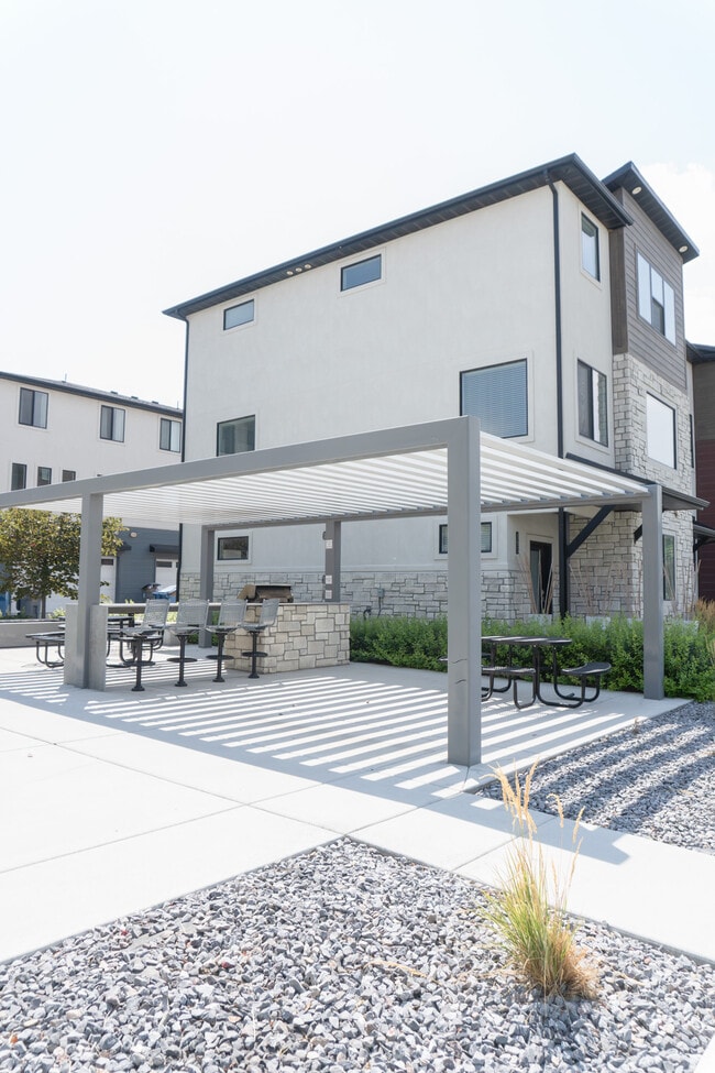 Building Photo - 397 Meadow Garden Rd