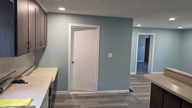 Building Photo - 716 Main St