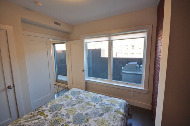 Building Photo - Amazing 3 bed 1.5 bath in the South End!!!