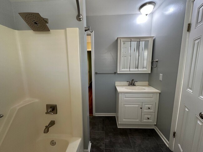 Building Photo - Adorable home on the NE side of Grand Rapids!