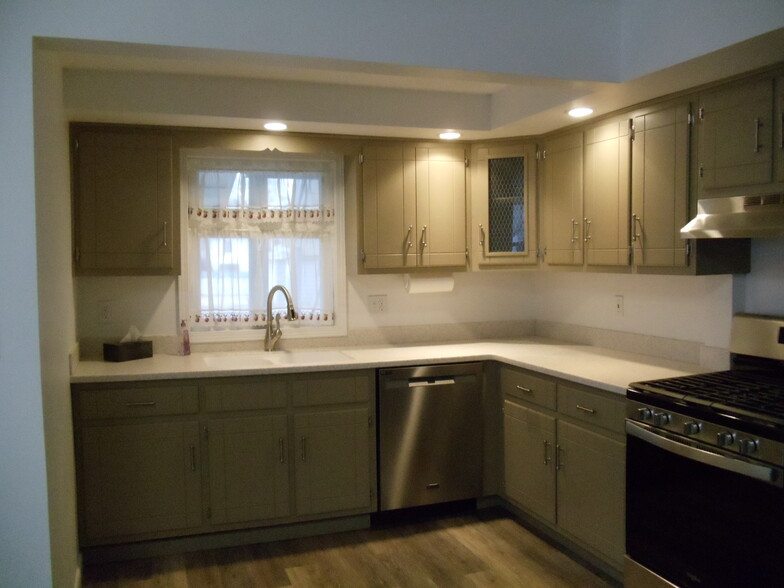 Building Photo - 376 Miller St