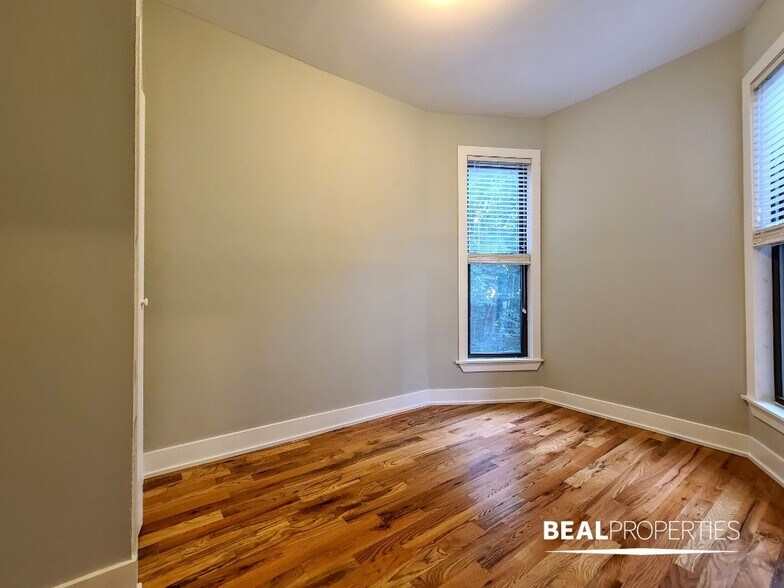 Building Photo - 627 W Oakdale Ave