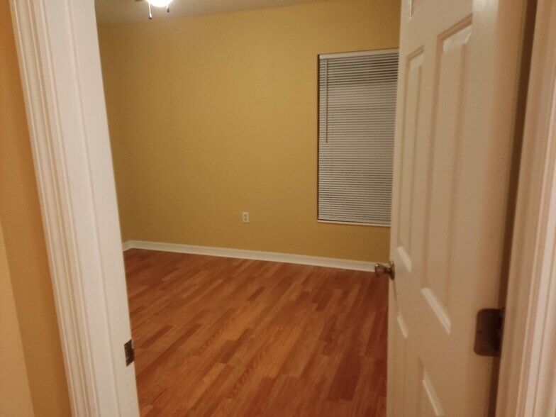 Building Photo - 17 Ziegler Pl