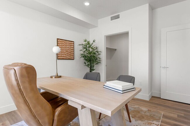 Building Photo - 302 S Divario Cyn Dr