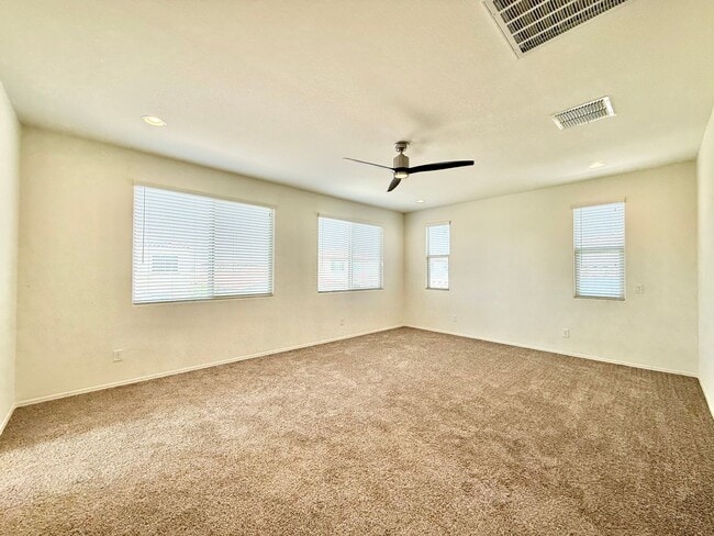 Building Photo - Charming 5-bed, 3-bath home with Pool/Spa ...