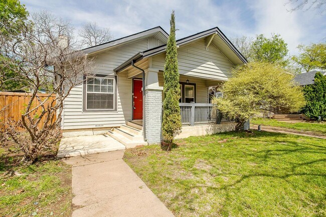 Building Photo - Well Maintained 3 Bed, 2 Bath in Establish...
