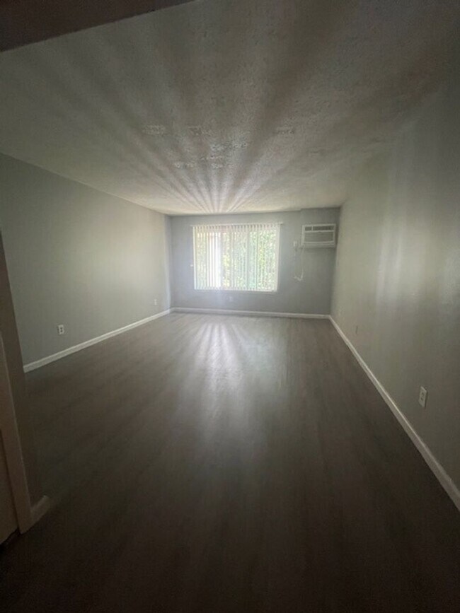 Building Photo - Renovated One-Bedroom Apartment – Prime Wa...